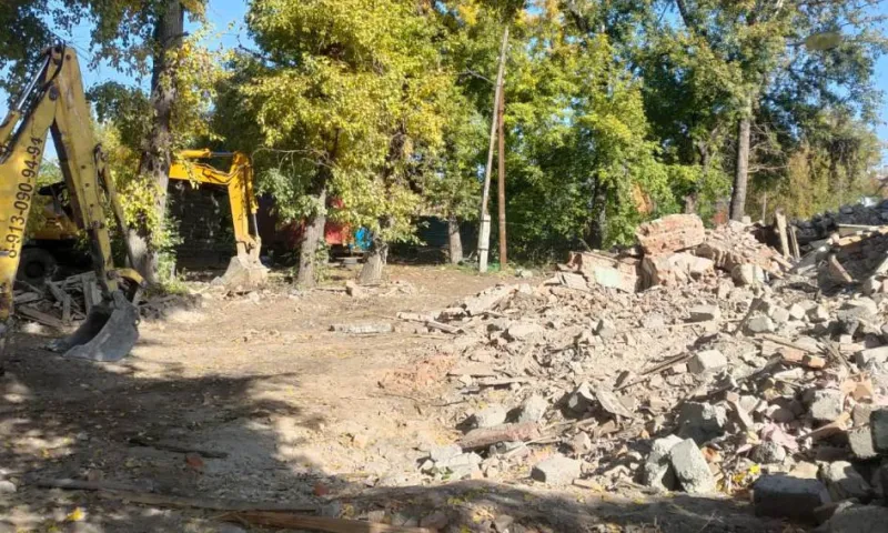 Очередной аварийный дом сносят на улице Петра Сухова в Барнауле