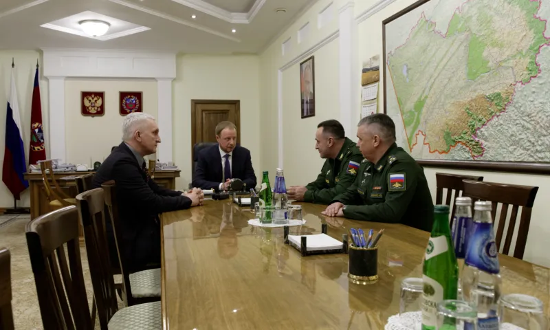 Губернатор Алтайского края Виктор Томенко встретился с заместителем командующего 15 армией ВКС особого назначения генерал-майором Андреем Калютой