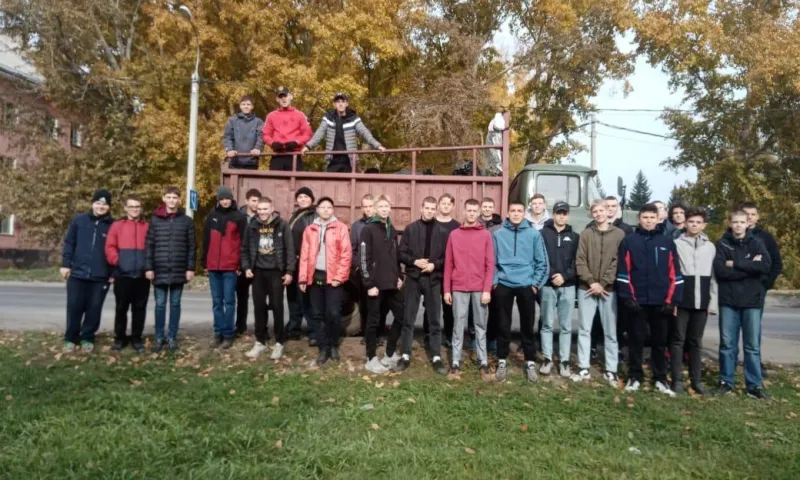Волонтёры очистили зелёную зону на проспекте Космонавтов в Барнауле