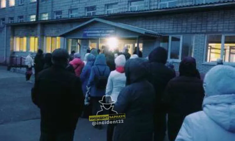 Огромную очередь в поликлинику заметили в Барнауле