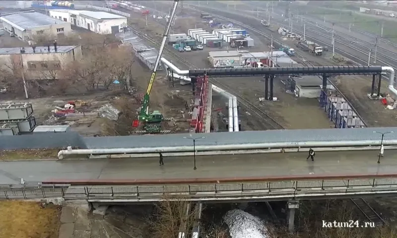 На одном из путепроводов на проспекте Ленина в Барнауле монтируют новые пролёты