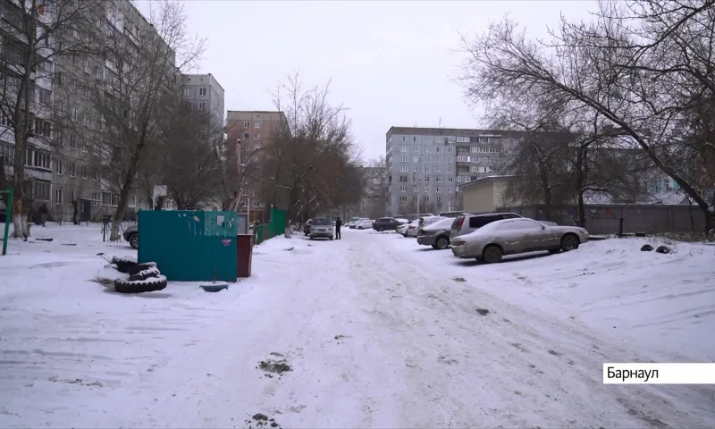 Ни пройти ни проехать: большие ямы образовались на дороге возле жилого дома в Барнауле
