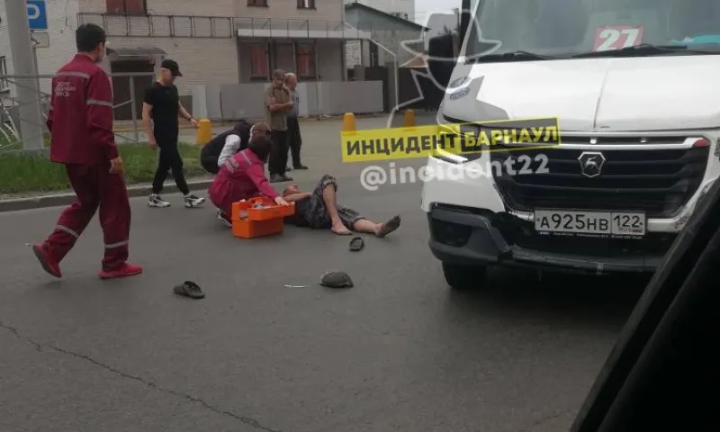 Маршрутка сбила мужчину, перебегавшего дорогу в Барнауле