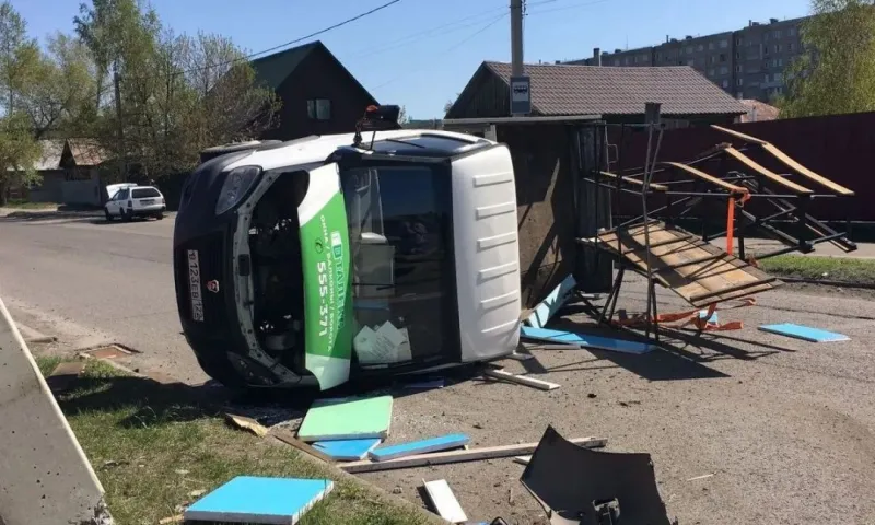 В ходе ДТП «газель» перевернулась, а Toyota влетела в забор частного дома в Алтайском крае