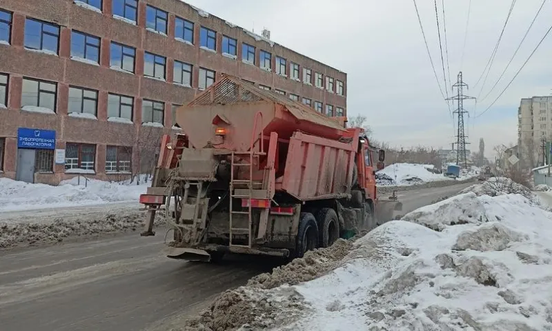 В Центральном районе Барнаула устраняют повреждение водопроводной трубы