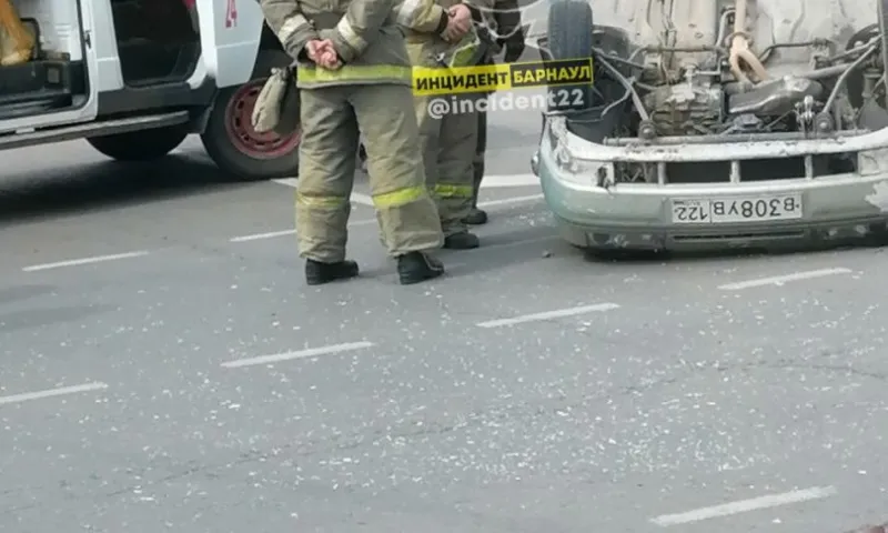 В центре Барнаула в результате ДТП перевернулся автомобиль
