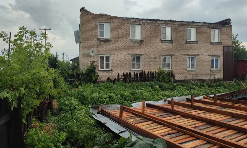 В Алейске из-за сильного ветра с дома снесло крышу