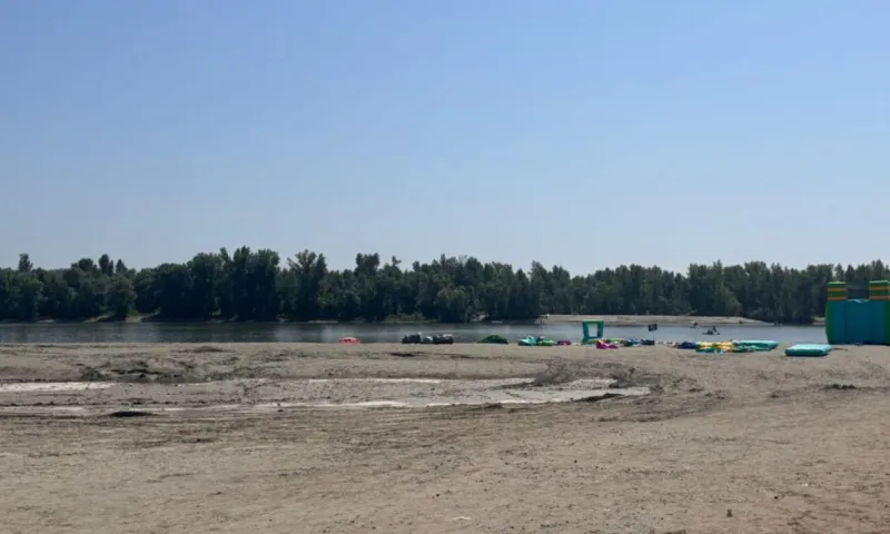 Городской пляж официально открыли в Барнауле