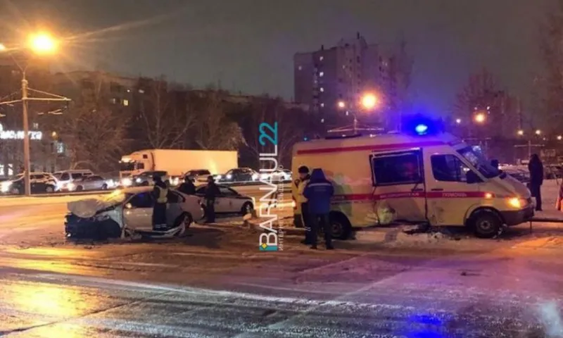 Иномарка влетела в карету скорой помощи в Барнауле