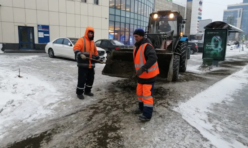 Дорожники Барнаула продолжают работать в две смены