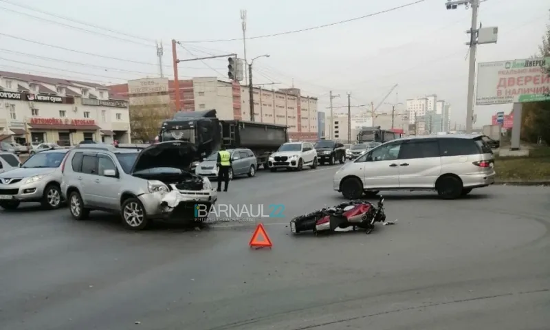 Автомобиль и мотоцикл столкнулись на перекрёстке в Барнауле