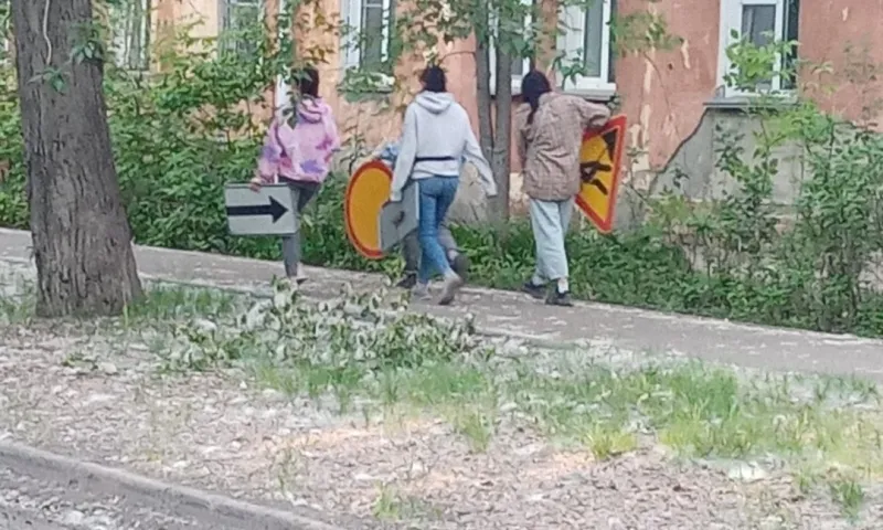 Всё в дом: неизвестные украли дорожные знаки с одной из улиц в Бийске