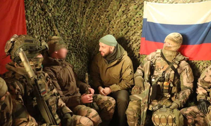 Гитарист группы «Звери» и рэпер ST выступили перед росгвардейцами в зоне СВО