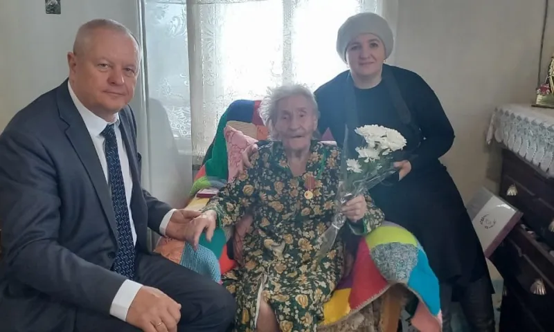 101-летней жительнице Косихинского района вручили медаль к юбилею Победы