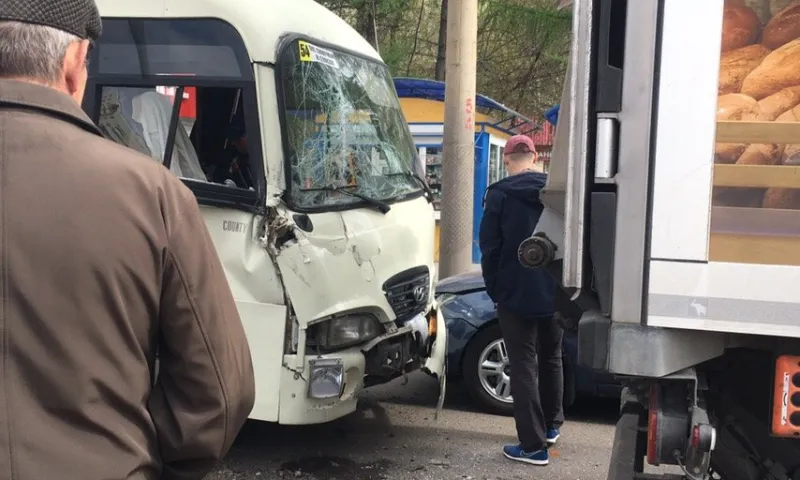 Маршрутка столкнулась с грузовиком в Барнауле