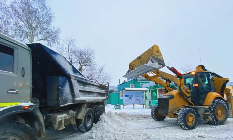 Очистка улиц от снега продолжается в Барнауле в выходные дни