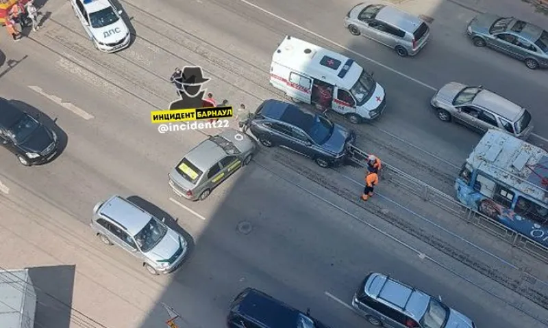Автомобиль наехал на пешеходное ограждение в Барнауле