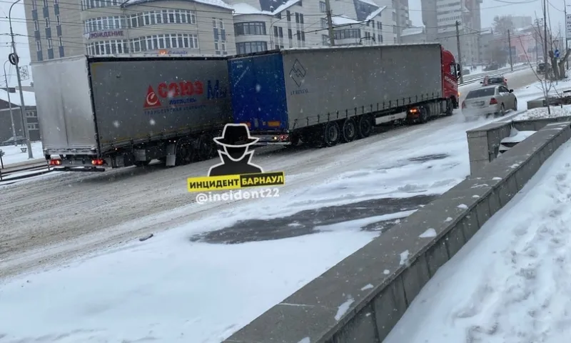 Две фуры заблокировали движение в центре Барнаула