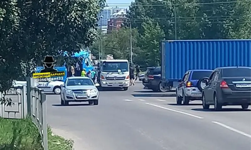 Трамвай въехал в грузовик в Барнауле