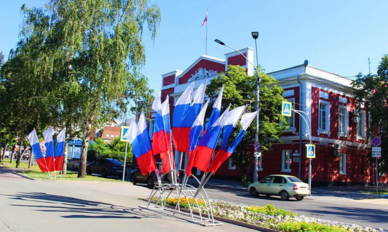 Флаги и праздничные баннеры появились в Барнауле ко Дню России