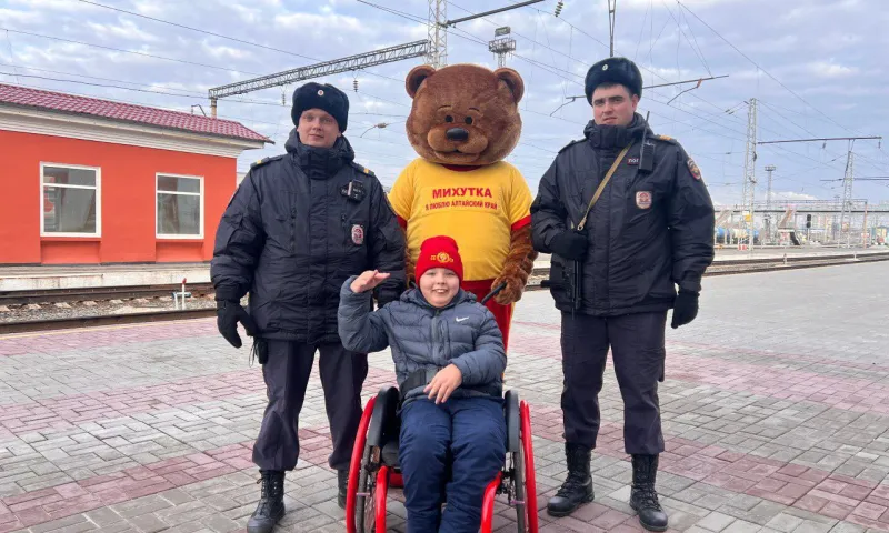 Транспортные полицейские исполнили мечту подопечного местной волонтерской организации в Барнауле