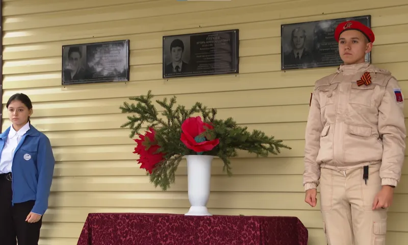 В барнаульской школе № 70 торжественно открыли мемориальные доски погибшим защитникам Отечества