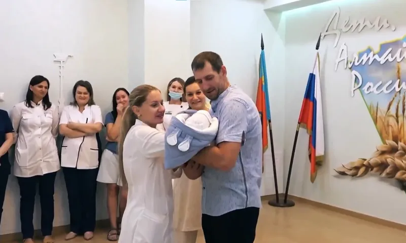 Благодаря помощи многодетной мамы в Алтайском крае родилось более ста детей