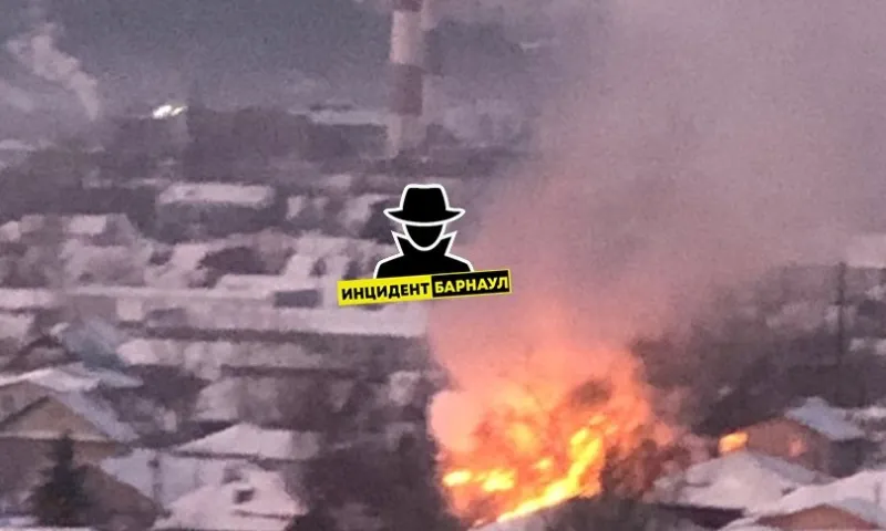Частный дом загорелся в Барнауле