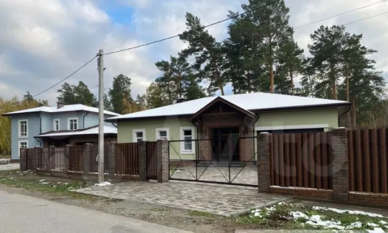 Уютный домик у леса продают в Барнауле за 23,5 миллиона рублей