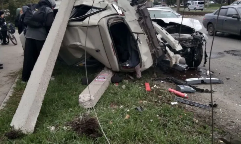 Автомобиль снес опору ЛЭП в Барнауле