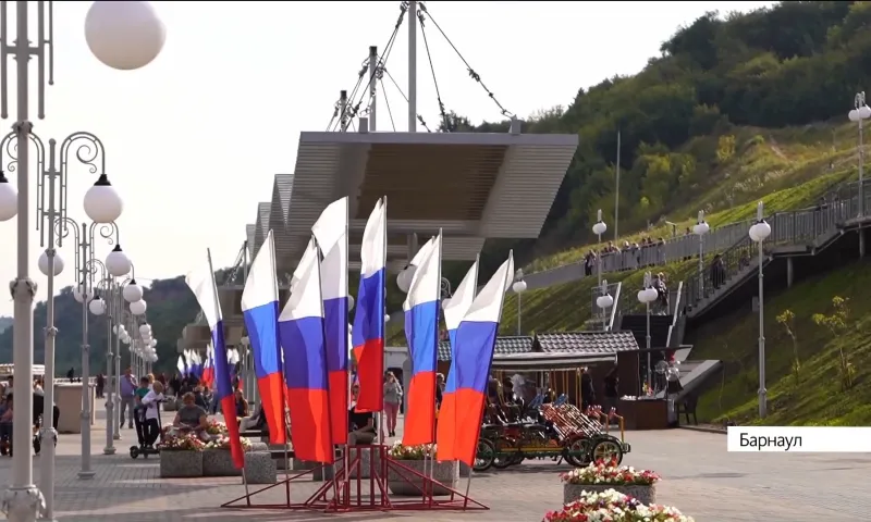 Флешмоб в честь Дня российского флага провели на набережной Барнаула