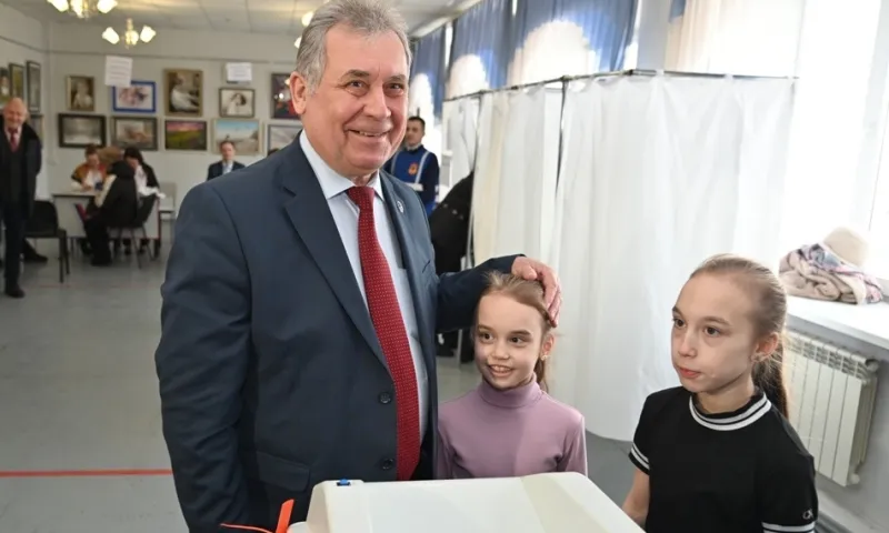 Председатель Алтайского краевого Заксобрания пришёл на выборы президента со своими внучками