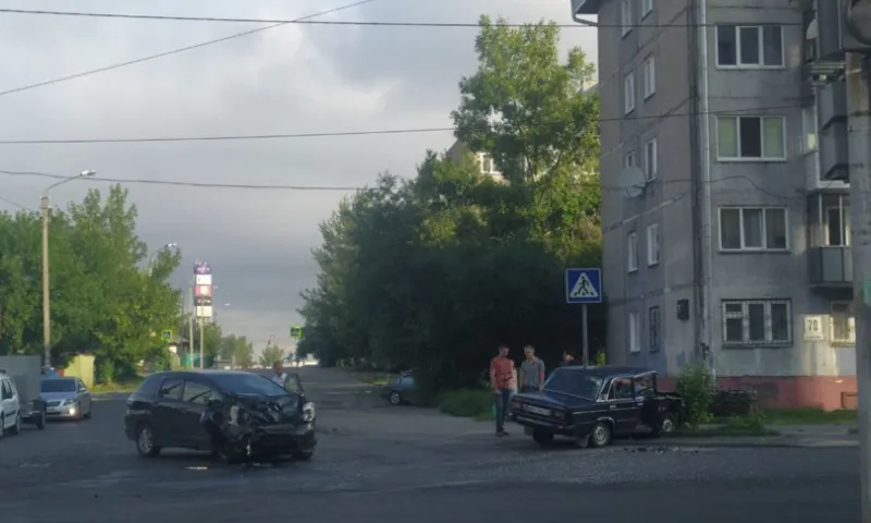 Машины столкнулись на барнаульском перекрёстке