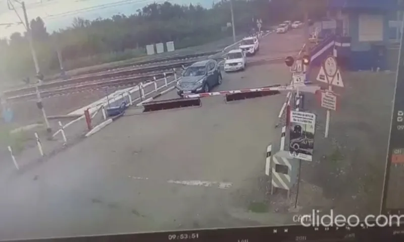 Дежурный по переезду предотвратил столкновение грузового поезда с несколькими автомобилями  в Алтайском крае