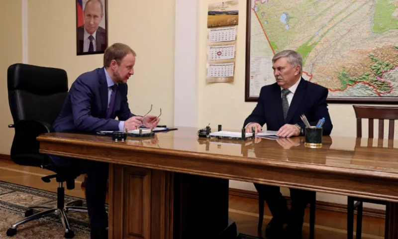 Губернатор Алтайского края Виктор Томенко провел рабочую встречу с и. о. главы Хабарского района Владимиром Бусыгиным