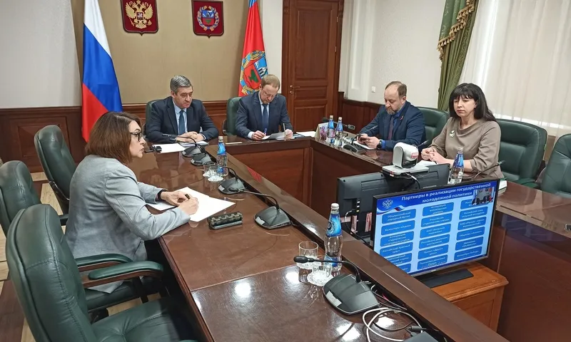 Виктор Томенко принял участие в окружном совещании с главами Сибири о реализации государственной молодежной политики