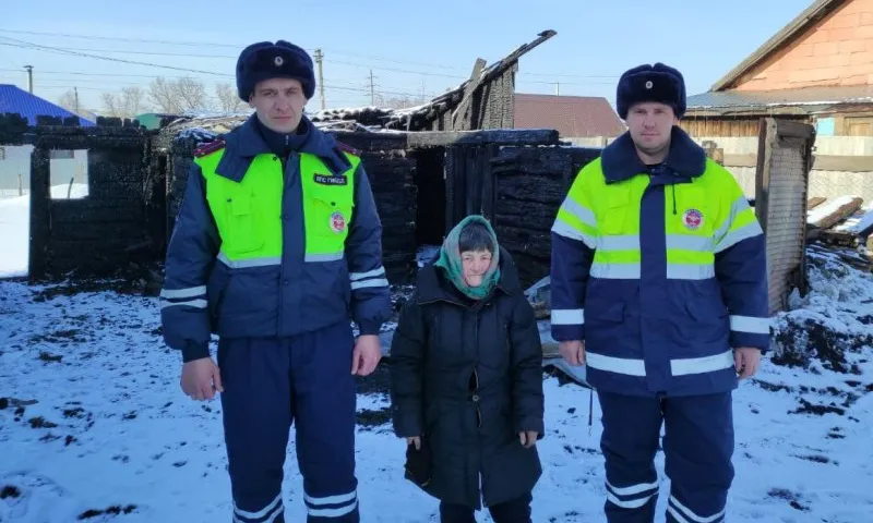 Полицейские спасли пенсионерку из горящего дома в Топчихинском районе