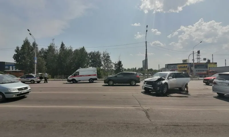 Автомобиль скорой помощи столкнулся с легковушкой в Барнауле