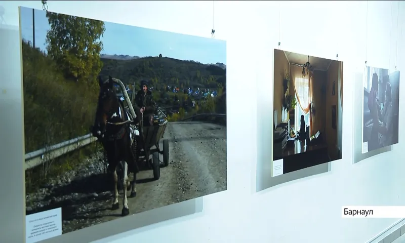 Фотовыставка «История одной деревни. Мы на связи» открылась в Барнауле
