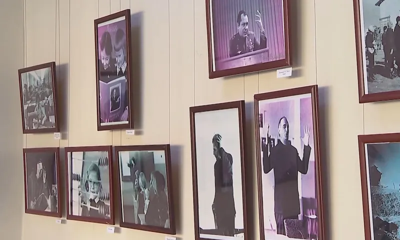 «Я увидел и передал вам это». Уникальную выставку 90-летнего фотографа-любителя открыли в Барнауле
