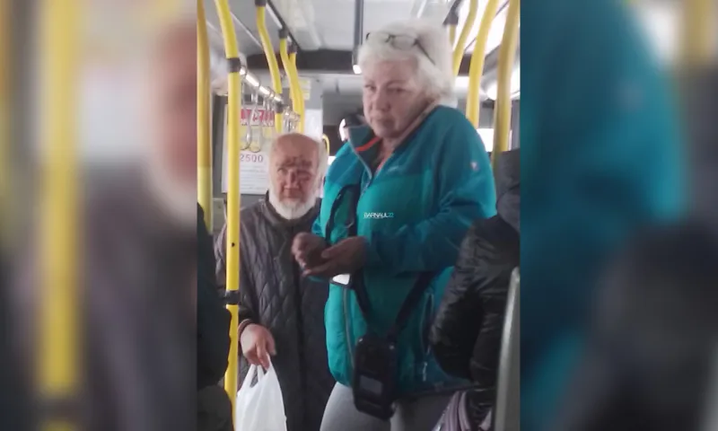 Пожилого барнаульца выгнали из автобуса по причине неприятного запаха