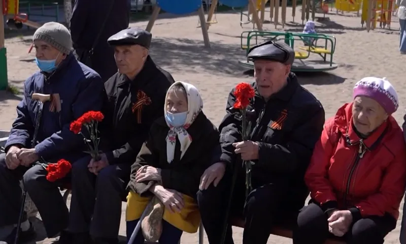 Концерты для ветеранов Великой Отечественной войны во дворах их домов проходят в Алтайском крае