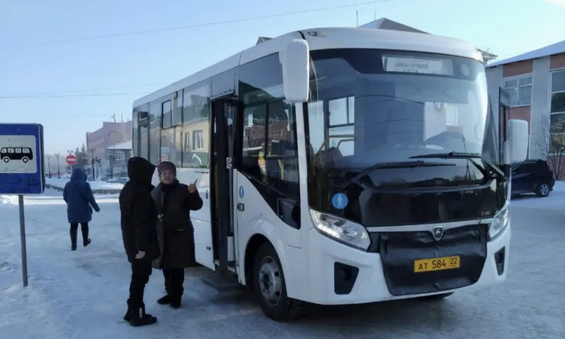 Министр транспорта Алтайского края пообщался с пассажирами одного из городских маршрутов в Каменском районе