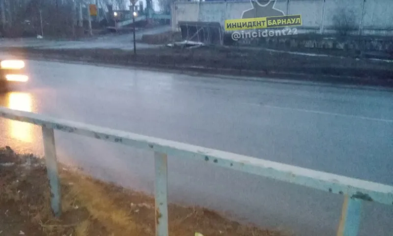 Остановочный павильон улетел на противоположную сторону дороги в Барнауле
