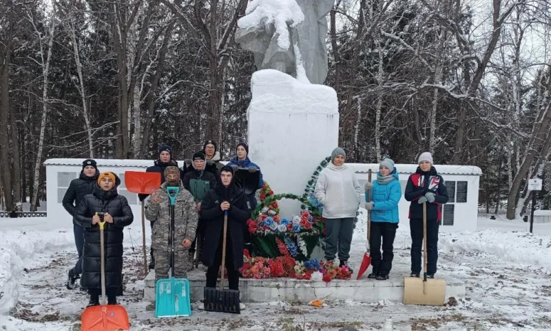 Школьники очистили памятники воинам Великой Отечественной войны от снега в Алтайском крае