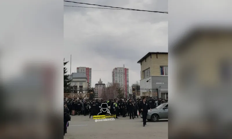 Барнаульский юридический институт эвакуировали после сообщения о минировании