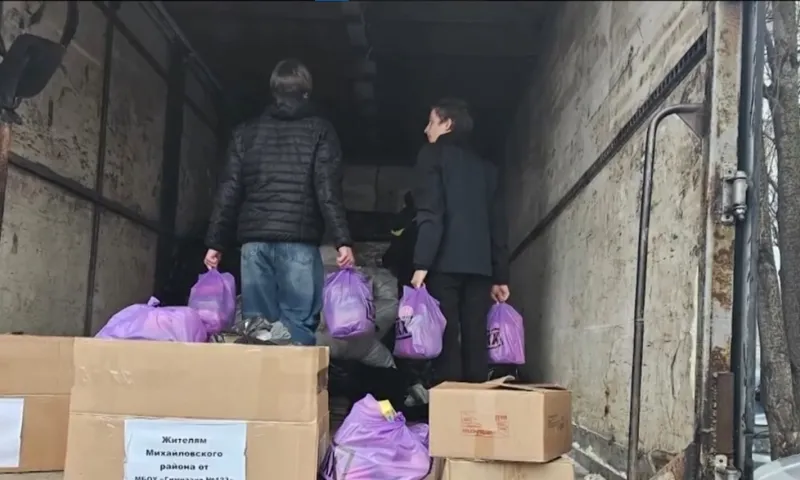 Пострадавшим от паводка жителям Михайловского района доставили гуманитарную помощь от барнаульцев