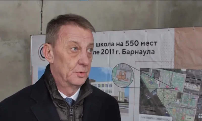 Глава Барнаула Вячеслав Франк посетил строящуюся школу в квартале 2011