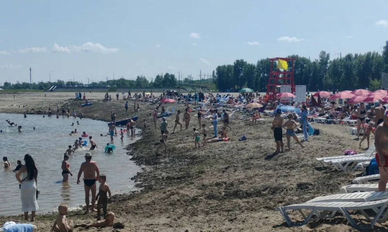 Десятки барнаульцев приехали отдохнуть на новый пляж
