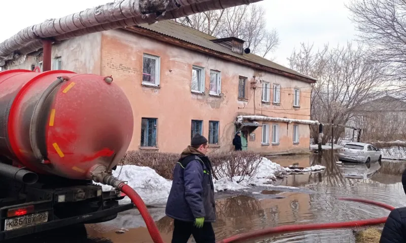 Коммунальные службы продолжают откачивать воду на улицах Бийска 